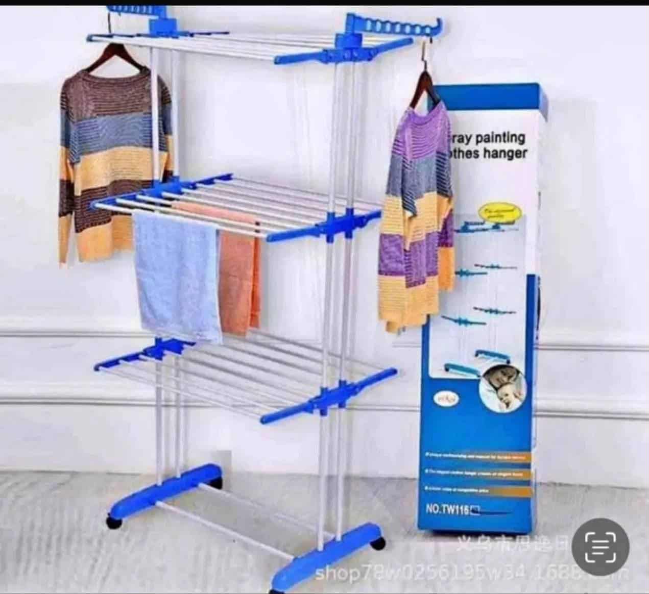 حاملة ملابس بثلاث طبقات (Three Layers of Clothes Hanger)
