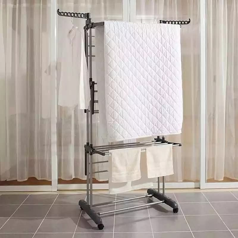 حاملة ملابس بثلاث طبقات (Three Layers of Clothes Hanger)